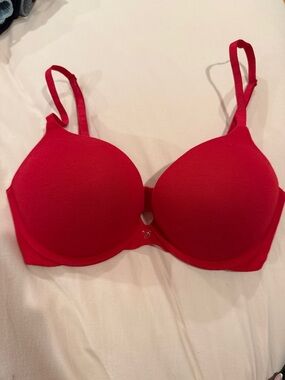 Victoria’s Secret Everyday Smooth Red T-Shirt Push-Up Plunge Bra  Size 32D